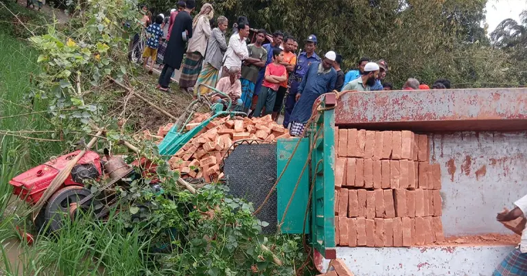 দুর্ঘটনায় উল্টে যায় ট্রলি